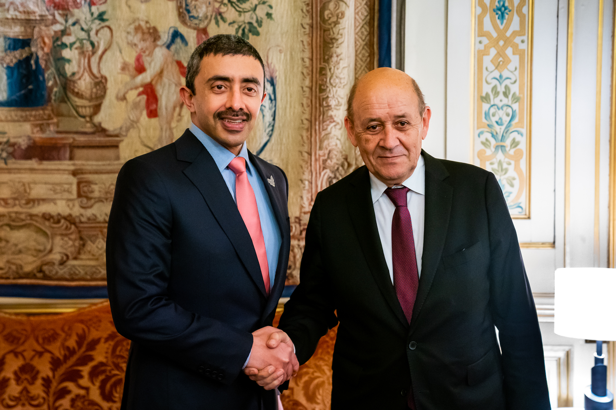 وزير خارجية الإمارات يلتقي في باريس نظيره لودريان