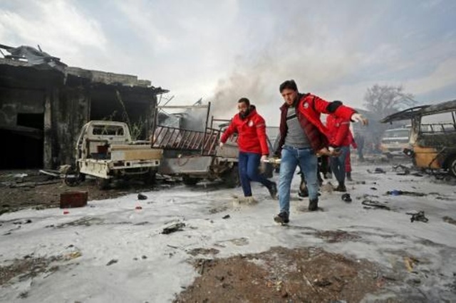 مسعفون سوريون ينقلون مصابا اثر غارة جوية شنتها قوات النظام في ادلب في 15 كانون الثاني/يناير 2020