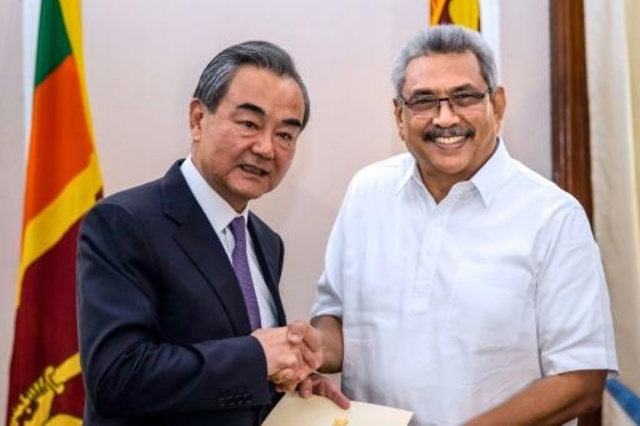 صورة وزعها مكتب الرئاسة السريلانكية للرئيس غوتابايا راجاباكسا (يمين) ووزير خارجية الصين وانغ في كولومبو في 14 كانون الثاني/يناير 2020