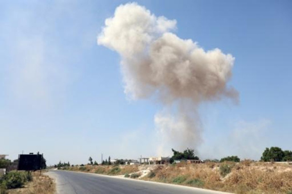 دخان يتصاعد بعد غارة جوية شرق مدينة معرة النعمان في محافظة ادلب السورية في 24 اغسطس 2019