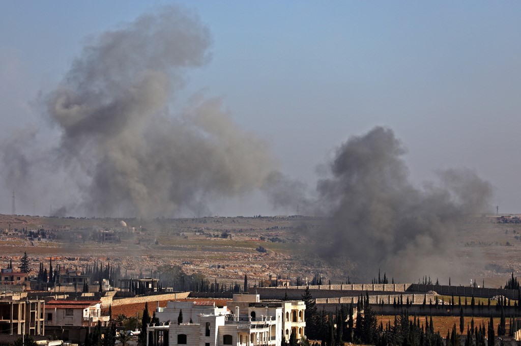 الدخان يتصاعد من ريف إدلب اثر قصف النظام
