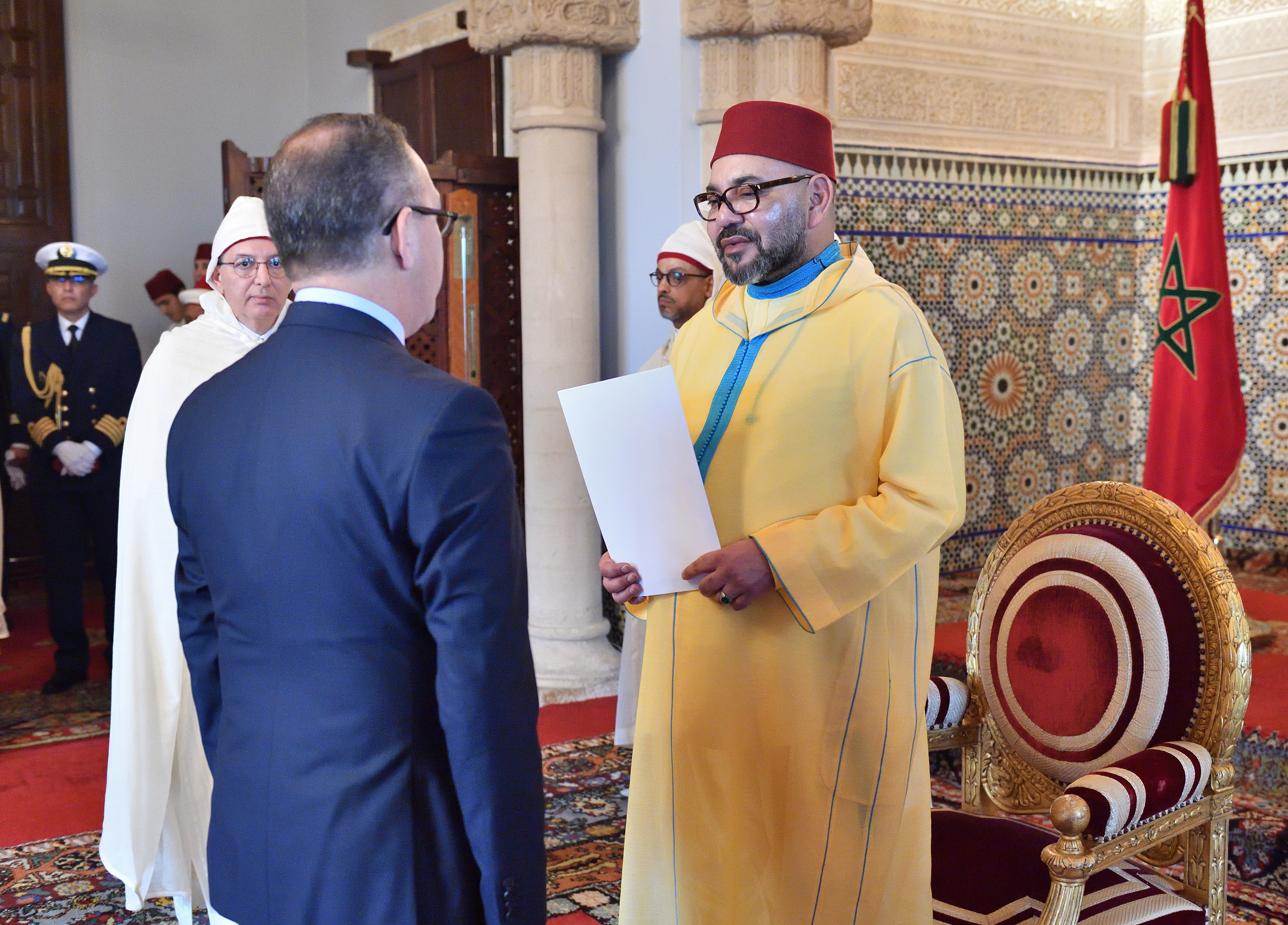 ملك المغرب يستقبل 27 سفيرا فوق العادة