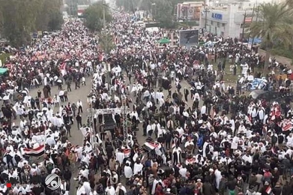 انطلاق التظاهرة المطالبة باخراج القوات الأميركية من العراق - الصورة من وكالة الفرات نيوز-1
