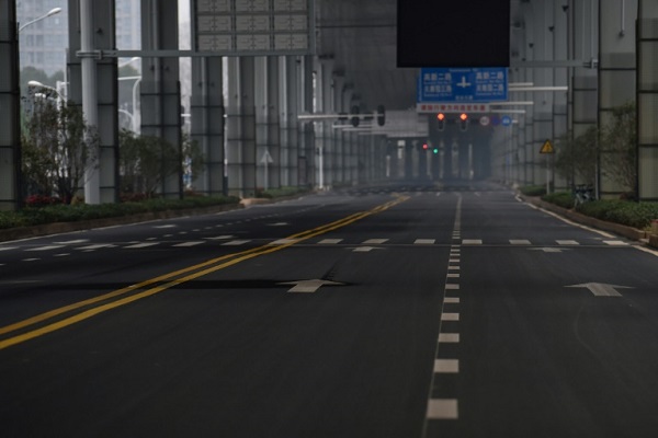 طريق خال من السيارات في اليوم الأول من السنة القمرية الجديدة في ووهان في وسط الصين في 25 يناير 2020