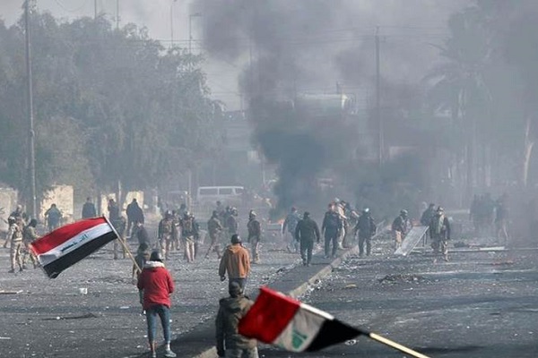 القوات الأمنية العراقية والمليشيات المرافقة لها تهاجم ساحات الاحتجاج فور انسحاب أنصار الصدر منها