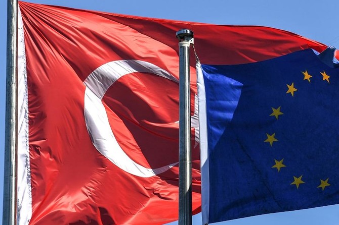 غضب في أنقرة بعد تمزيق العلم التركي في البرلمان الأوروبي