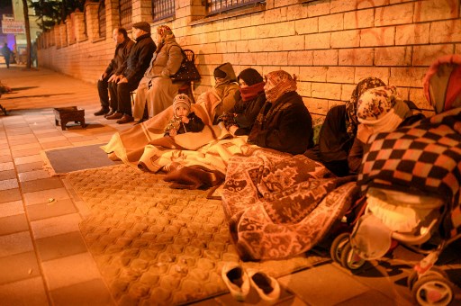 زلزال تركيا يجبر مواطنين على النوم في الشوارع