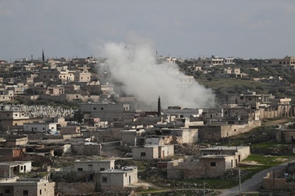 تصاعد الدخان بعد قصف نفذه الجيش السوري على أطراف معرة النعمان في إدلب
