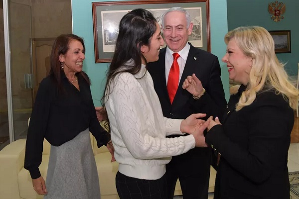 نتانياهو وزوجته سارة يستقبلان نعمة يساكر وأمها في موسكو