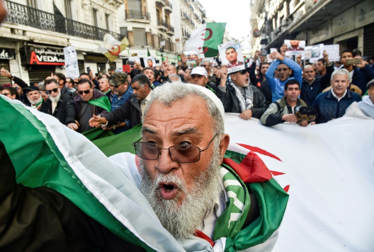متظاهرون في الجزائر بتاريخ 24 كانون الثاني/يناير 2020