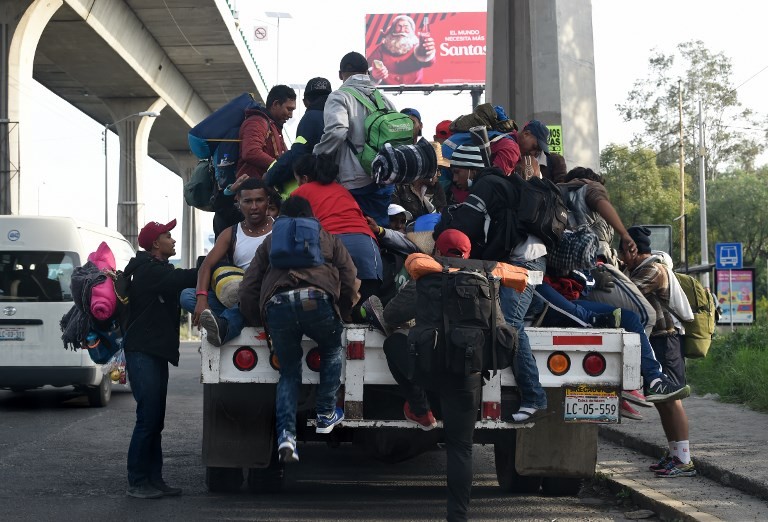السلطات المكسيكية تعثر على 292 مهاجرًا مكدسين في شاحنتين