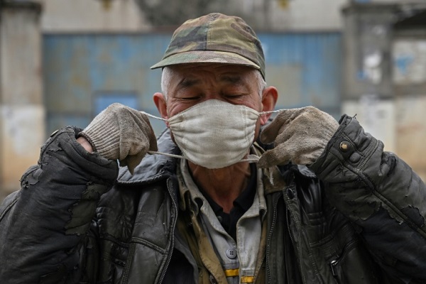 رجل يرتدي قناعاً واقياً قرب ووهان في وسط الصين في 27 يناير 2020