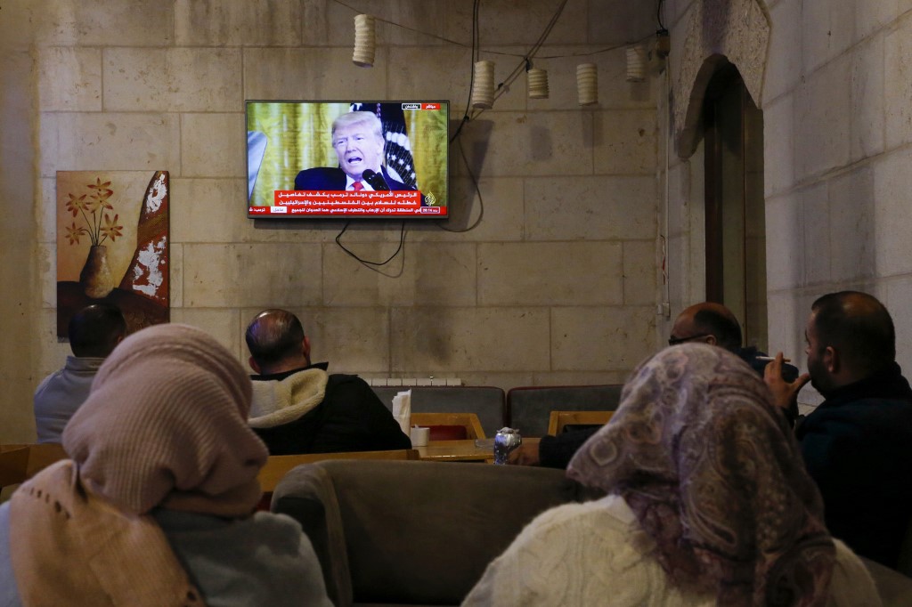 فلسطينيون في مقهى يتابعون خطاب ترمب الذي طرح فيه رسميا نظرته للسلام في الشرق الأوسط