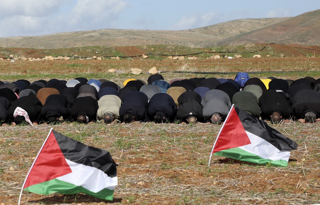 فلسطينيون في الضفة الغربية يؤدون صلاة الجمعة عقب احتجاج على صفقة القرن 