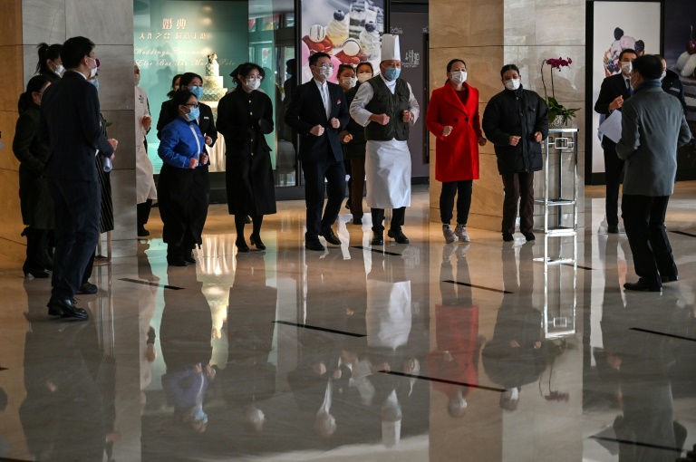 عمال فندق يتلقون توجيهات بشأن الوضع الصحي في مدينة ووهان بإقليم هوبي في الصين في 28 كانون الثاني/يناير 2020