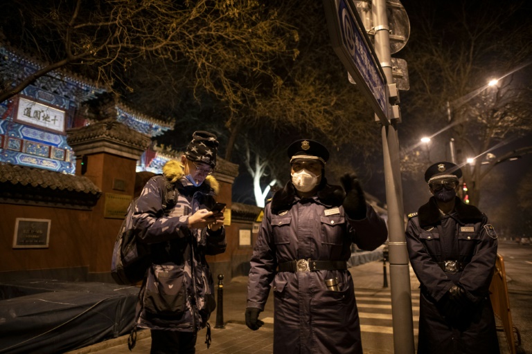 عناصر شرطة يرتدون أقنعة وقائية لمنع انتشار فيروس كورونا في بكين بتاريخ 25 يناير 2020