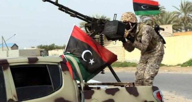 آلية عسكرية وجندي تابعان لحكومة الوفاق الوطني في طرابلس
