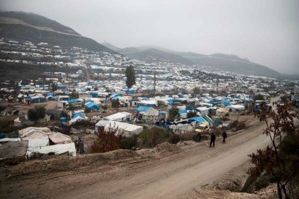 صورة التقطت بتاريخ 12 ديسمبر 2019 تظهر الخيام في مخيم للنازحين السوريين قرب الحدود مع تركيا