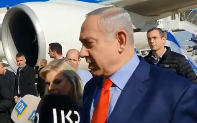 نتانياهو يتحدث للصحافة في مطار بن غوريون (تويتر)