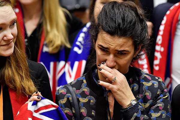 عضوة بريطانية تبكي في نهاية تصويت البرلمان الأوروبي 