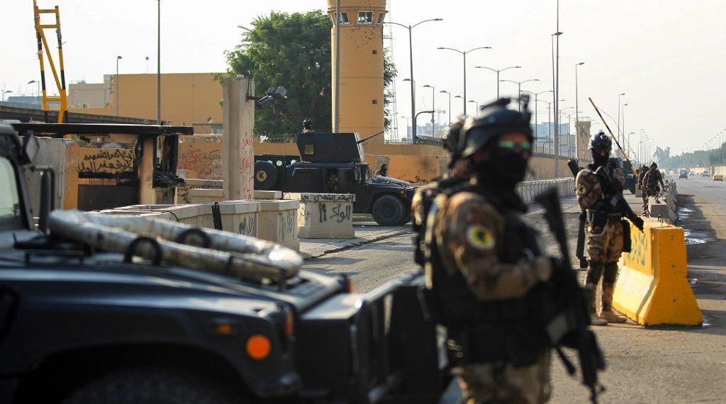 قوات أمن عراقية امام السفارة الاميركية في بغداد
