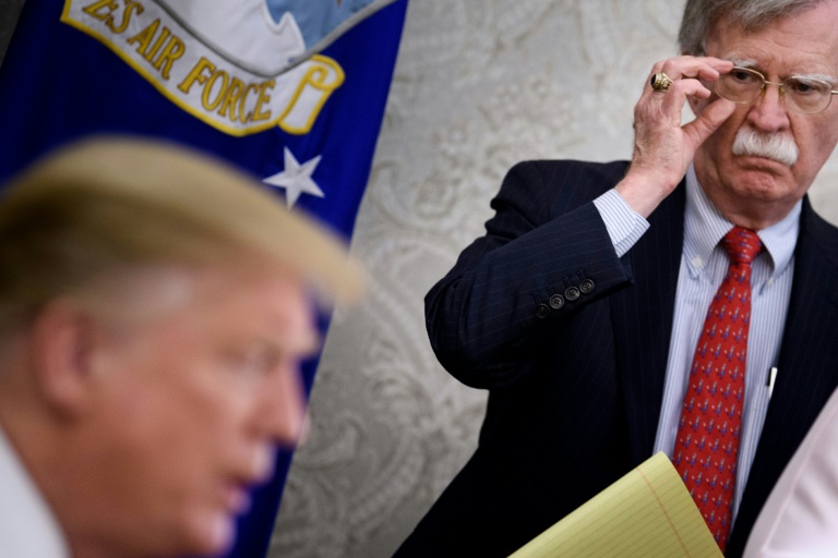 الرئيس الأميركي دونالد ترمب ومستشاره لشؤون الأمن القومي جون بولتون في البيت الأبيض في 13 أيار/مايو 2019