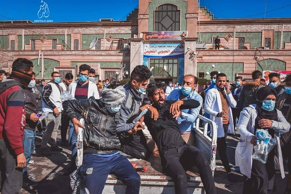 انقاذ متظاهرين جرحى برصاص الامن في مدينة الناصرية