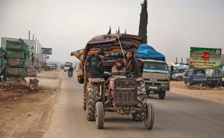 سكان ييعبرون مدينة حزانو في شمال محافظة ادلب السورية في 27 كانون الثاني/يناير 2020