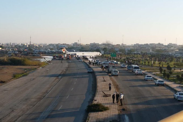 طائرة إيرانية تخرج عن مدرج المطار وتهبط في شوارع الأحواز!