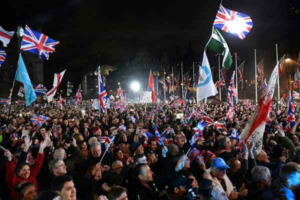مؤيدون لبريكست يحتفلون في ساحة ويستمنستر في وسط لندن بخروج بريطانيا من الاتحاد الأوروبي ليل الجمعة 31 يناير 2020