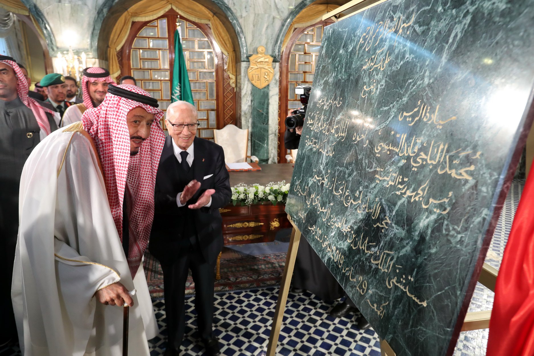 العاهل السعودي رفقة الرئيس التونسي الراحل خلال ازاحة الستار عن مشروع المستشفى في القيروان