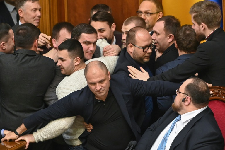 تدافع بين نواب في البرلمان الاوكراني خلال جلسة في كييف في السادس من شباط/فبراير 2020
