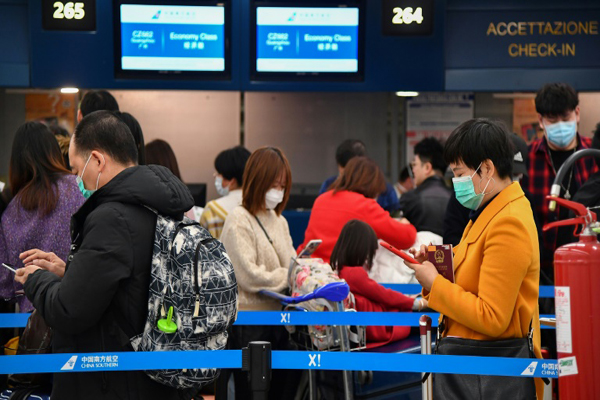 ركاب صينيون يرتدون أقنعة واقية في مطار روما بتاريخ 31 يناير 2020