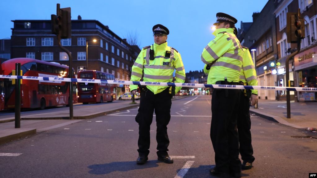 عناصر من شرطة لندن في شارع ستريثام بعد قتل رجل طعن شخصين