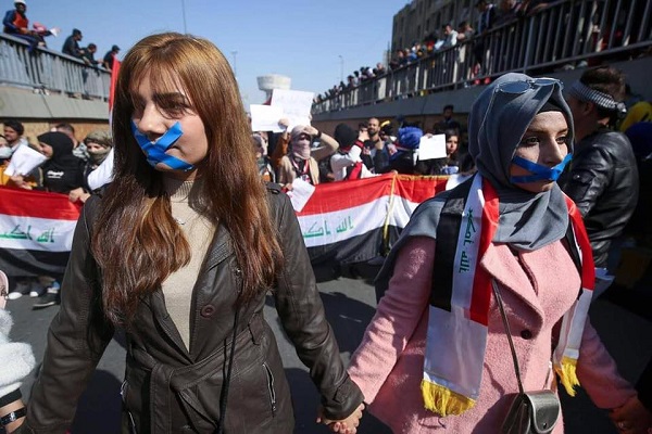 ناشطات عراقيات يكممن أفواههن في ساحة التحرير رفضا للعنف ضد المتظاهرين