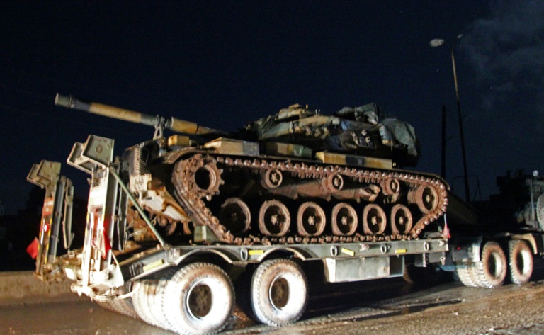 آلية عسكرية تركية تعبر بلدة بنش متوجهة إلى إدلب شمال غرب سوريا في 07 شباط/فبراير 2020