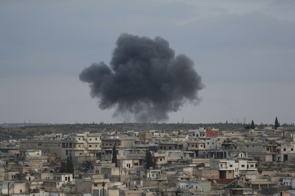 تصاعد الدخان بعد قصف نفذته قوات النظام السوري على أطراف معرة النعمان في إدلب