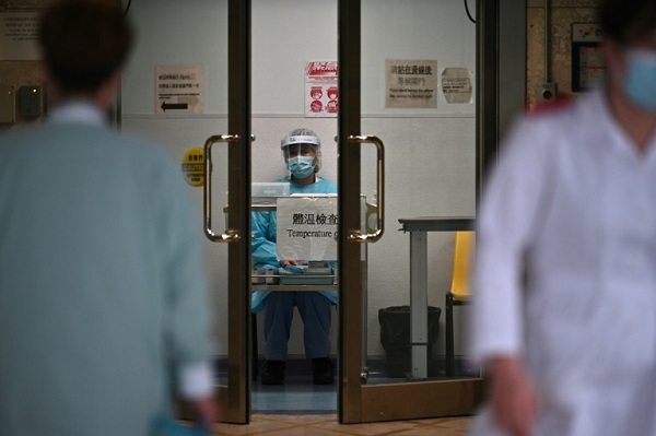 عامل صحي يقوم بفحص حرارة المرضى في مستشفى في هونغ كونغ، الثلاثاء 4 فبراير 2020