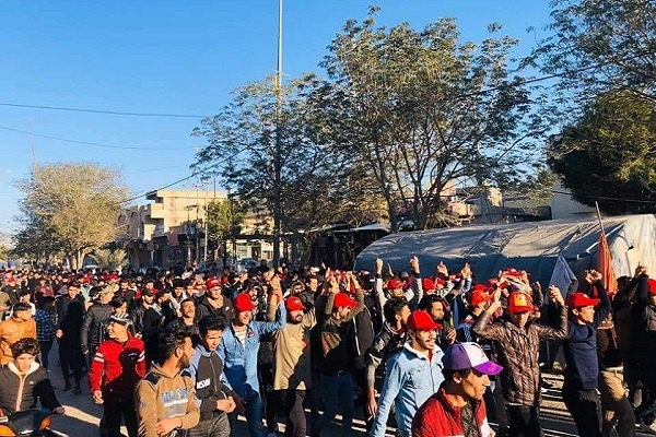 أول ظهور لاصحاب القبعات الحمر اء من المحتجين العراقيين جرى في مدينة الكوت عاصمة محافظة واسط