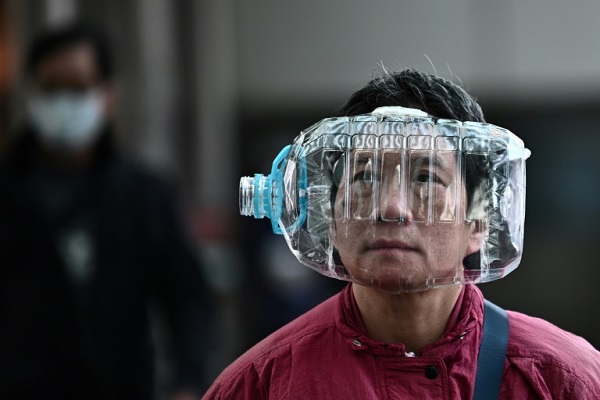 رجل يغطي وجهه بقنينة بلاستيكية كإجراء وقائي من فيروس كورونا المستجد، في هونغ كونغ الجمعة 31 يناير 2020