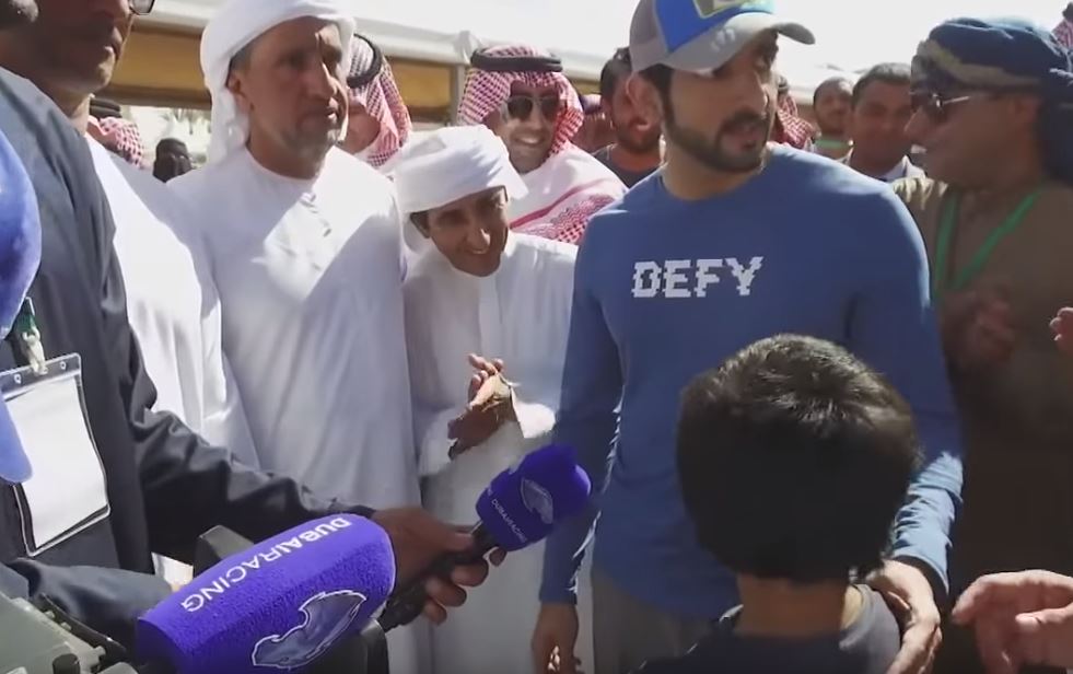  الشيخ حمدان بن محمد اثناء لقائه مع الطفل