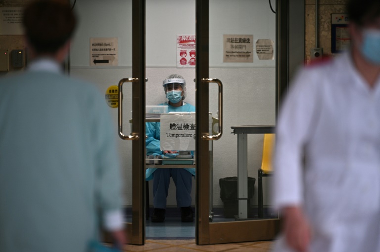 عامل صحي يقوم بفحص حرارة المرضى في مستشفى في هونغ كونغ، الثلاثاء 4 شباط/فبراير 2020