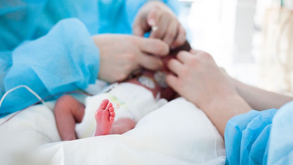 فيروس كورونا: تسجيل إصابة أصغر طفل ومخاوف من انتقاله من الأم للجنين