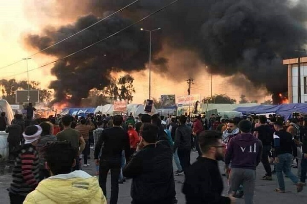 أنصار الصدر يهاجمون المتظاهرين في النجف ويحرقون خيامهم