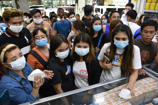 أشخاص يشترون أقنعية واقية من متجر للمعدات الطبية في مانيلا بتاريخ 31 يناير 2020