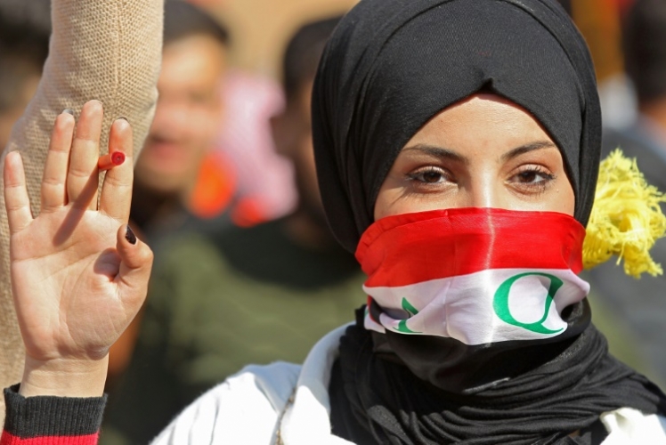 طالبة عراقية تحمل قلما خلال مشاركتها في تظاهرة مناهضة للسلطات العراقية في وسط بغداد في السادس من فبراير 2020