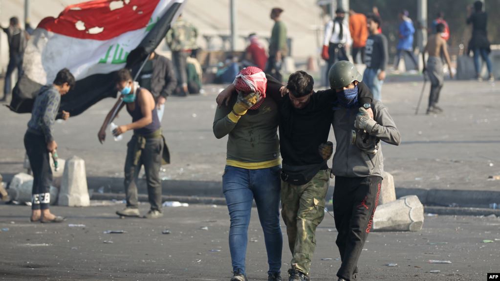 اسعاف متظاهر عراقي اصيب برصاص القوات الحكومية