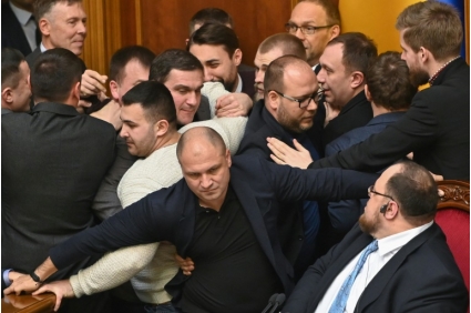 تدافع بسبب خلاف في البرلمان الأوكراني