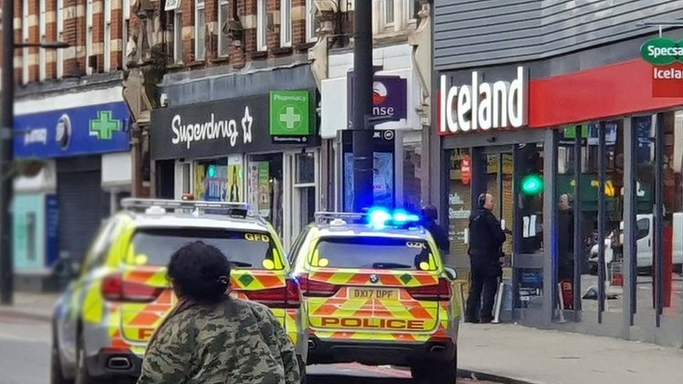حادث طعن في لندن والشرطة تقتل منفذ الهجوم بالرصاص
