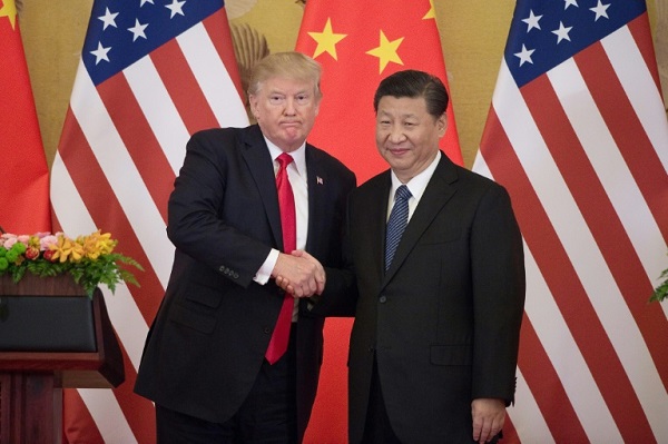 صورة للرئيس الأميركي دونالد ترمب وهو يصافح نظيره الصيني شي جينبينغ